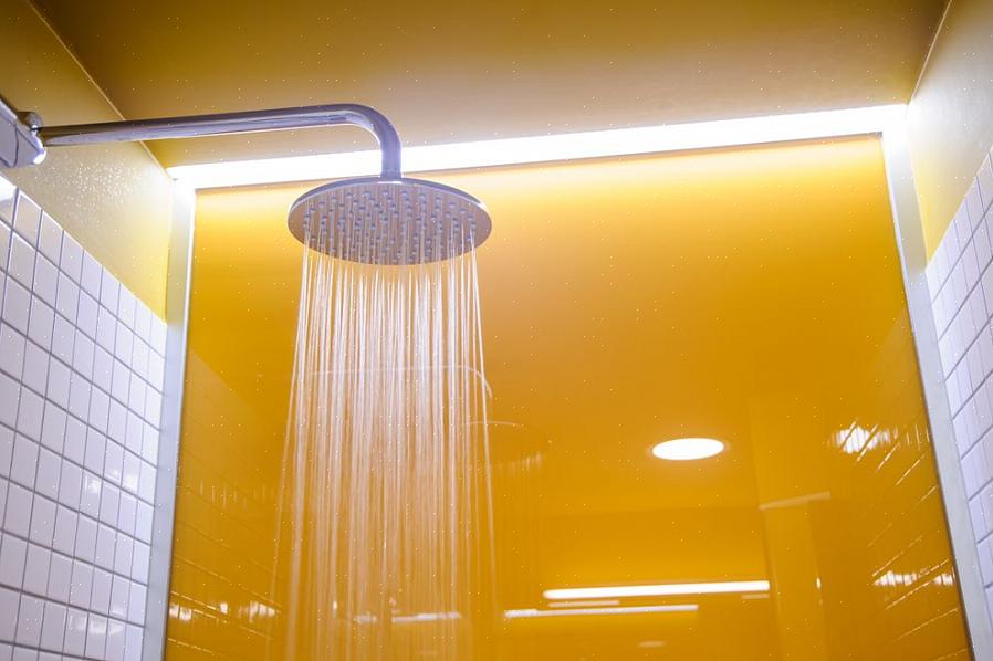 Use uma esponja embebida nesta solução para limpar o chuveiro
