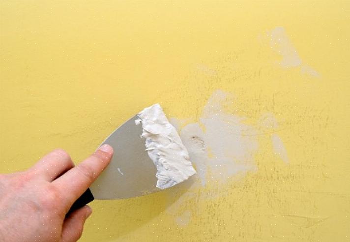 Aprenda a tapar buracos na parede corretamente