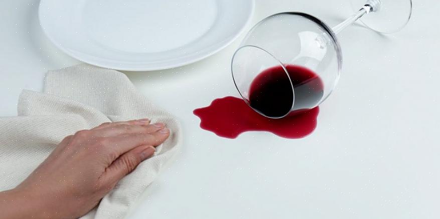 כיצד להסיר כתמי יין אדום מבגדים