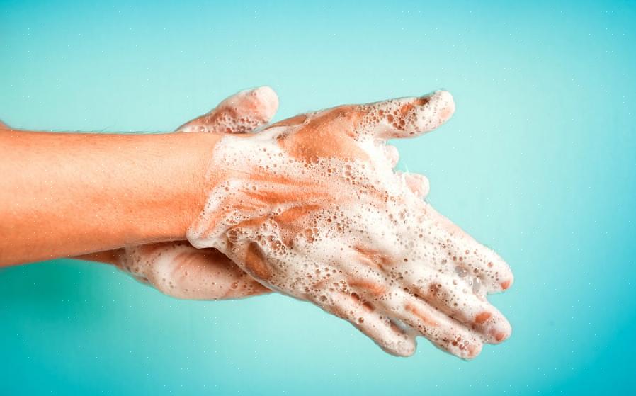בהיעדר מים וסבון, חיטוי ידיים בג'ל 70% אלכוהול