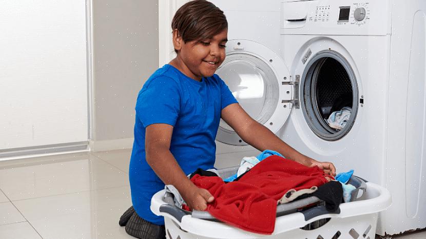 האם זה נכון שכביסה במכונת כביסה מבזבזת יותר מים מאשר כביסה ביד