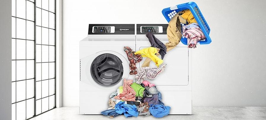 Svart tøy ved å legge klærne ut i vasketrommelen