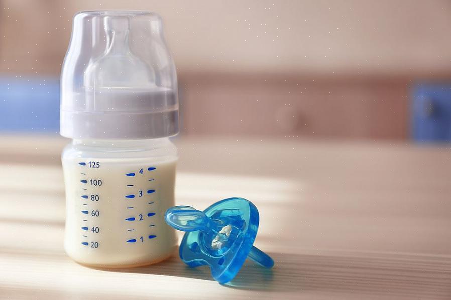 עליך לעקר את הבקבוקים ופריטים אחרים של תינוקך כדי להבטיח שהם לא יבואו במגע עם חיידקים הגורמים למחלות