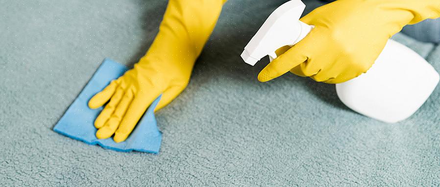 מלאו את כלי האידוי של השטיח בחומץ מזוקק כדי להסיר כל ריחות רעים מהשטיח או השטיח שלכם