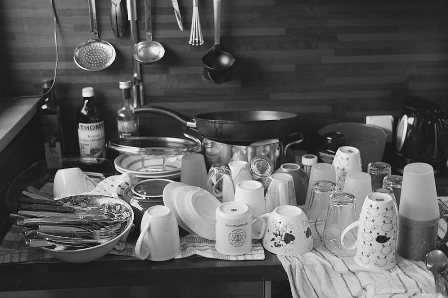 Uma das grandes tarefas de manter uma cozinha limpa é lavar os pratos sujos que parecem se acumular