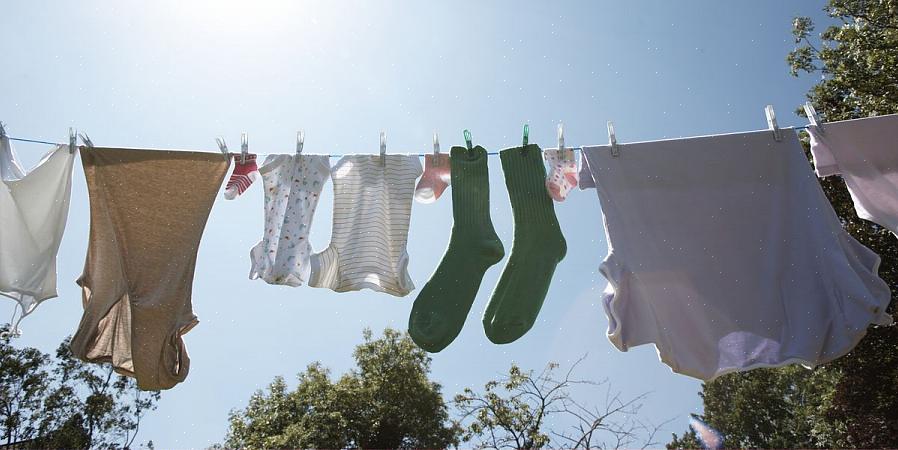 Como secar roupas rapidamente com uma toalha seca