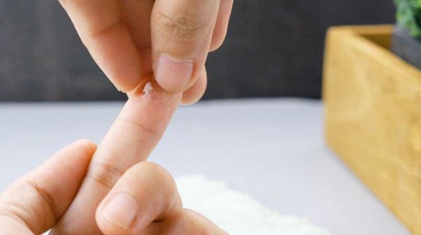 כיצד להסיר דבק ציפורניים מהידיים והעור ללא אצטון