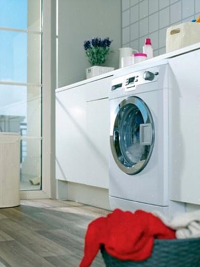 טיפול מקדים בכתמים לפני שטיפת בגדים במכונת כביסה חיוני