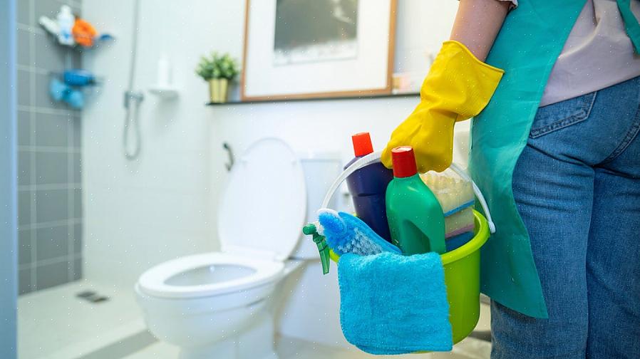 Bruk en kombinasjon av bakteriesprengende toalettrengjøringsmidler