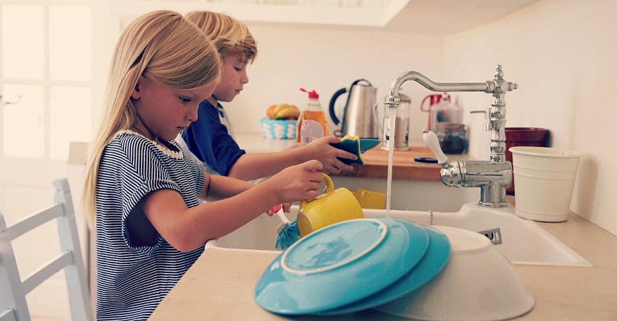 קח שליטה על עבודות הבית ביום האם הזה עם טבלת מטלות שימושית זו לילדים לפי גיל