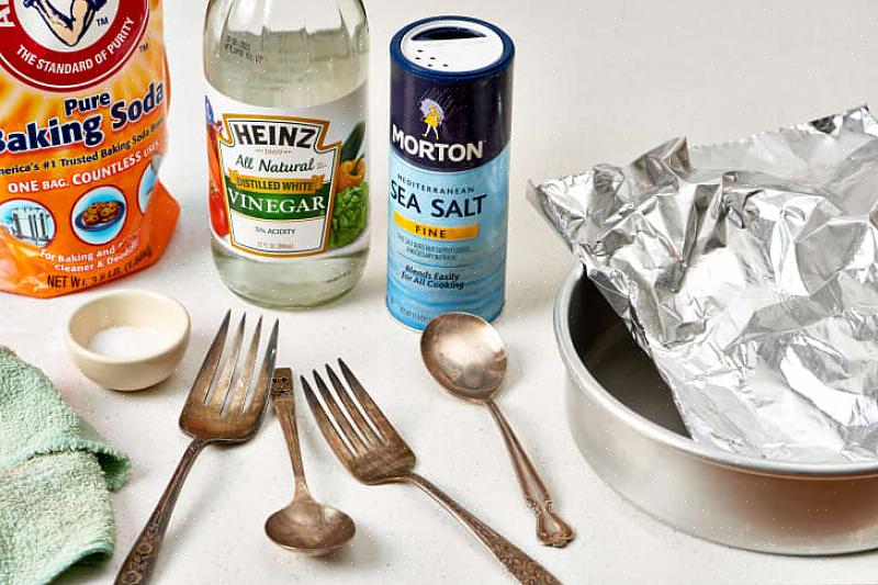 Bruk en spesiell sølvvaskeklut eller en mikrofiberklut til å rengjøre sølvet