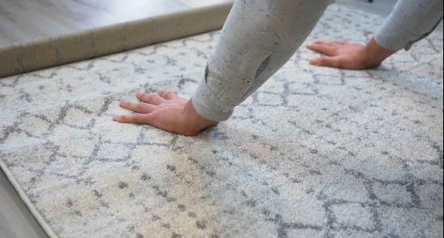 איך להוציא שקעים ברהיטים מהשטיח
