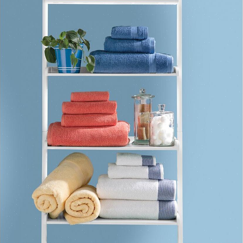 U kunt witte badhanddoeken wassen net als elke andere handdoek - maar om verkleuring of vlekken te voorkomen