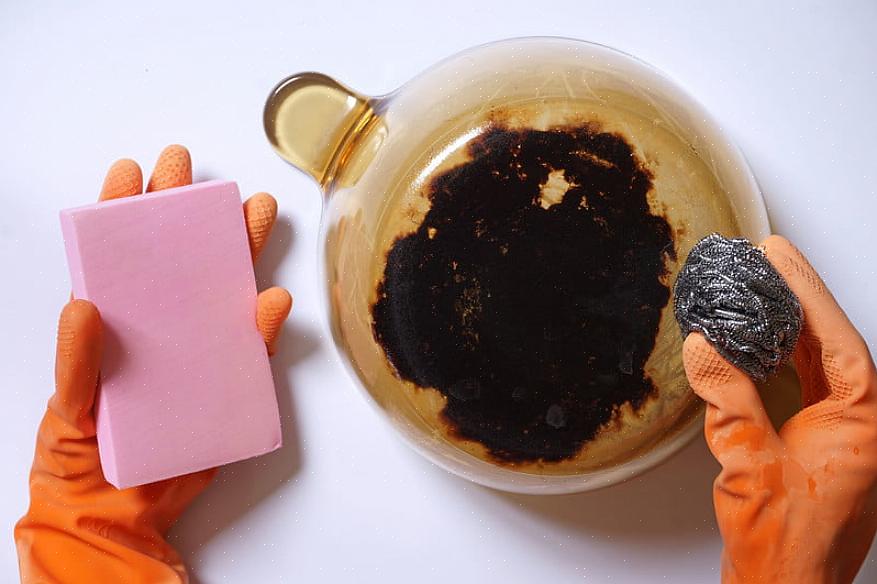 Hoe een verbrande pan schoon te maken met afwasmiddel