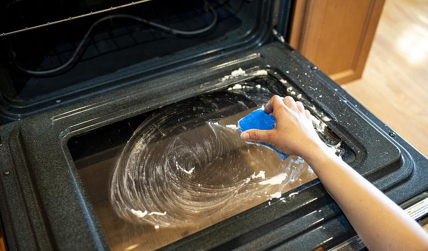 For at rengøre ovnens glasdør skal vi bruge