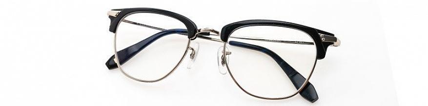 Polera glasögonen med en rengöringsduk för mikrofiberglasögon