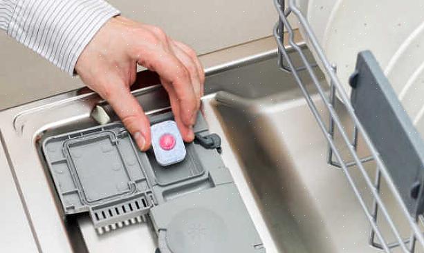 Bløtlegg en flik i oppvaskmaskinen i rikelig med varmt vann