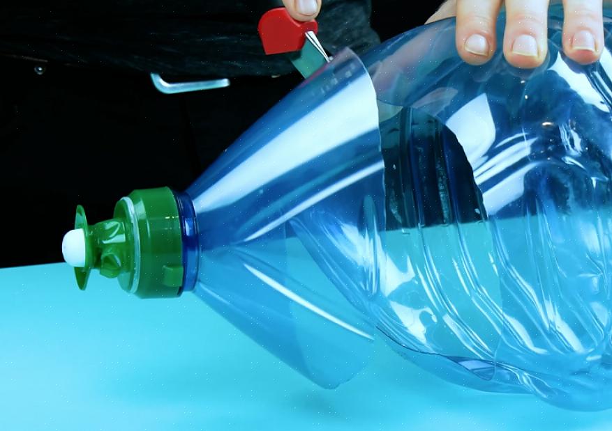 Det fleksible materialet er ideelt for å gjøre plastflasker til kunstverk