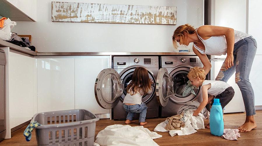 For å unngå at bakterier dveler i vaskemaskinen eller på de rene klærne dine