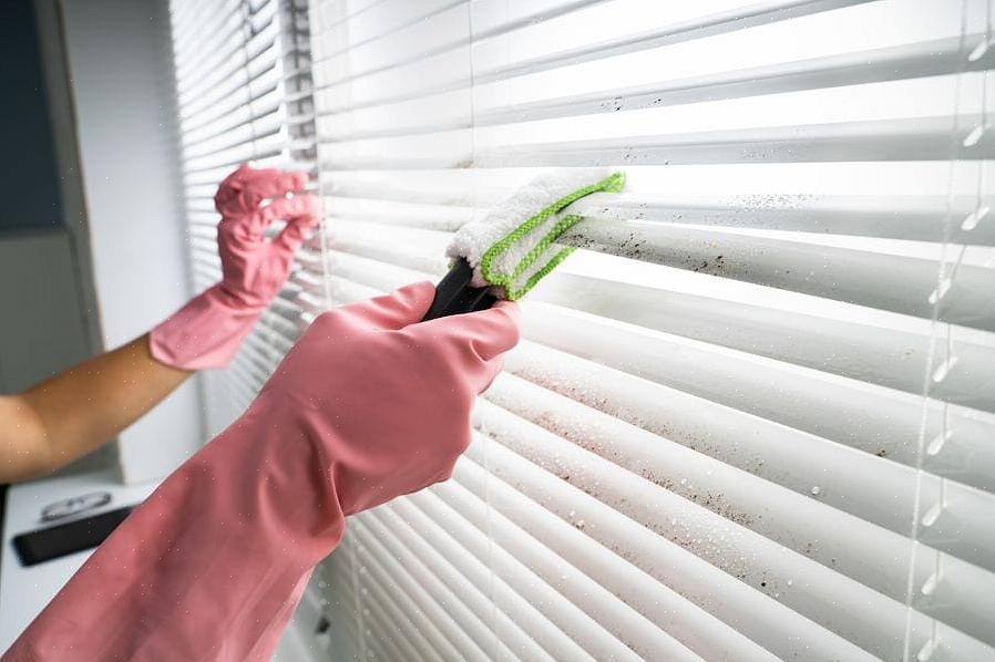 לניקוי יסודי יותר ניתן להסיר את התריסים מהחלון ולנקות אותם במקלחת או באמבטיה
