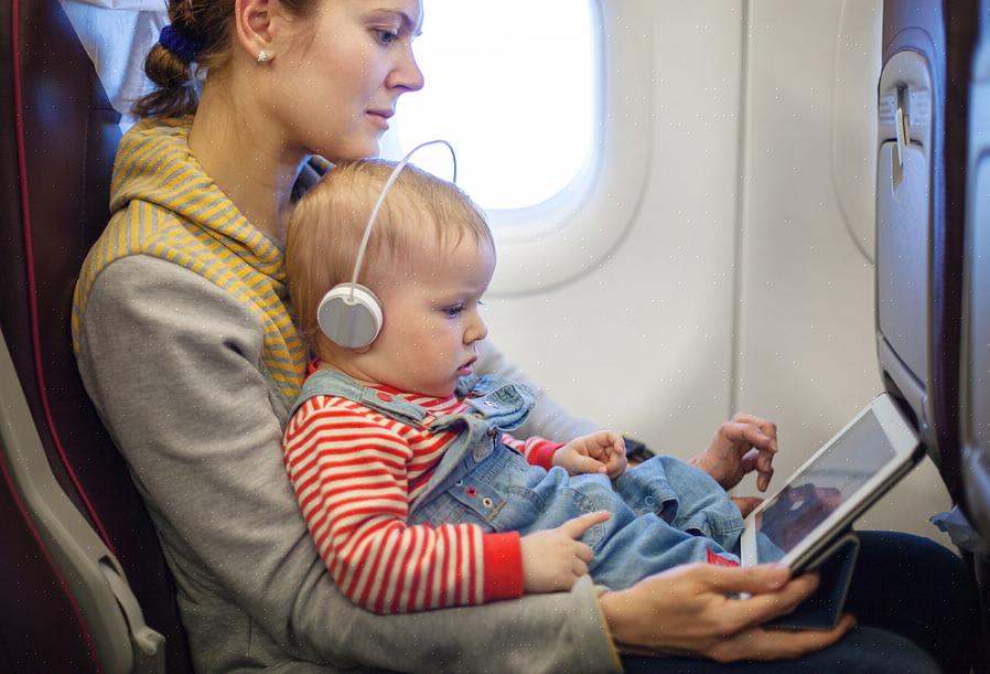 Les videre for følgende tips om å ta med en baby på et fly
