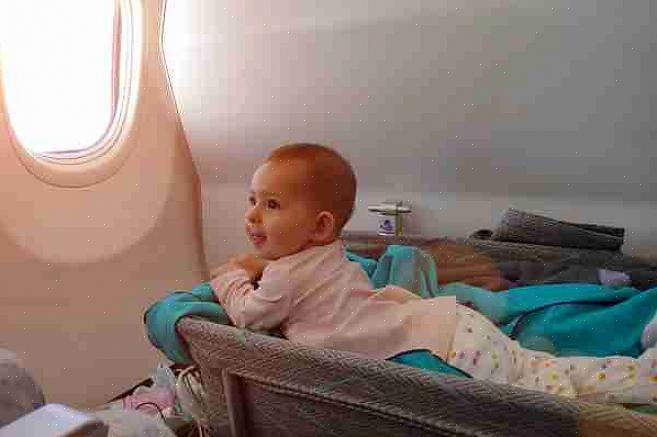 Fortsett å lese for å finne tips om hvordan du tar babyen med på et fly