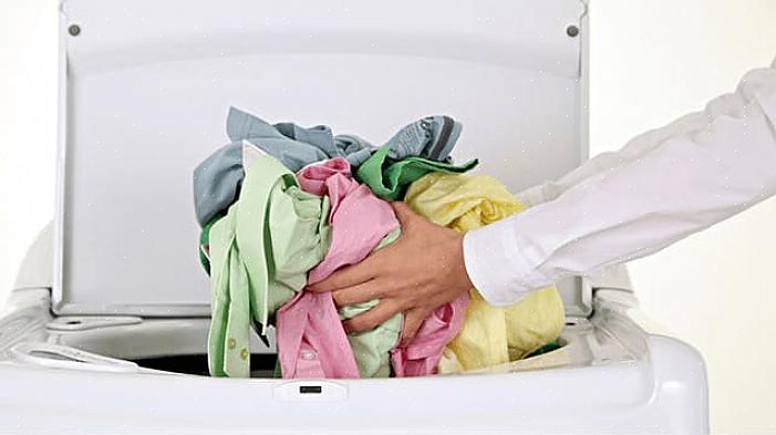 לכל בגד יש תווית טיפול - אלו הם הנמל הראשון כשאתה תוהה איך לכבס בגדים במכונת כביסה