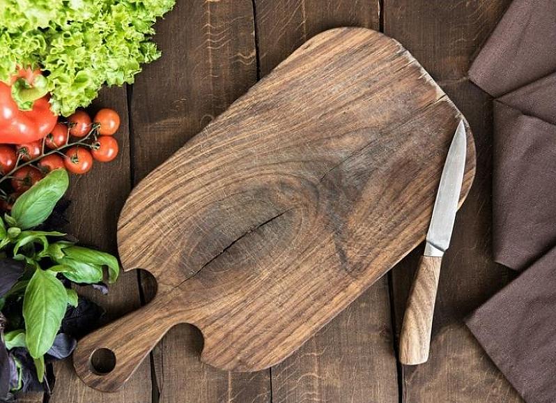 Usar uma tábua de corte diferente para cada tipo de alimento evita a contaminação dos alimentos