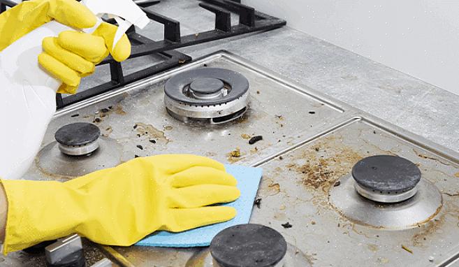 Bruk en kjøkkenrengjøringskrem til å rengjøre gasskomfyrbrenneren så den ikke blir for fuktig