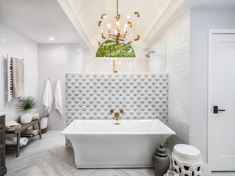 בחירת מוטיב עץ כאריחי קיר חדר האמבטיה שלך תעניק רושם חם לחדר