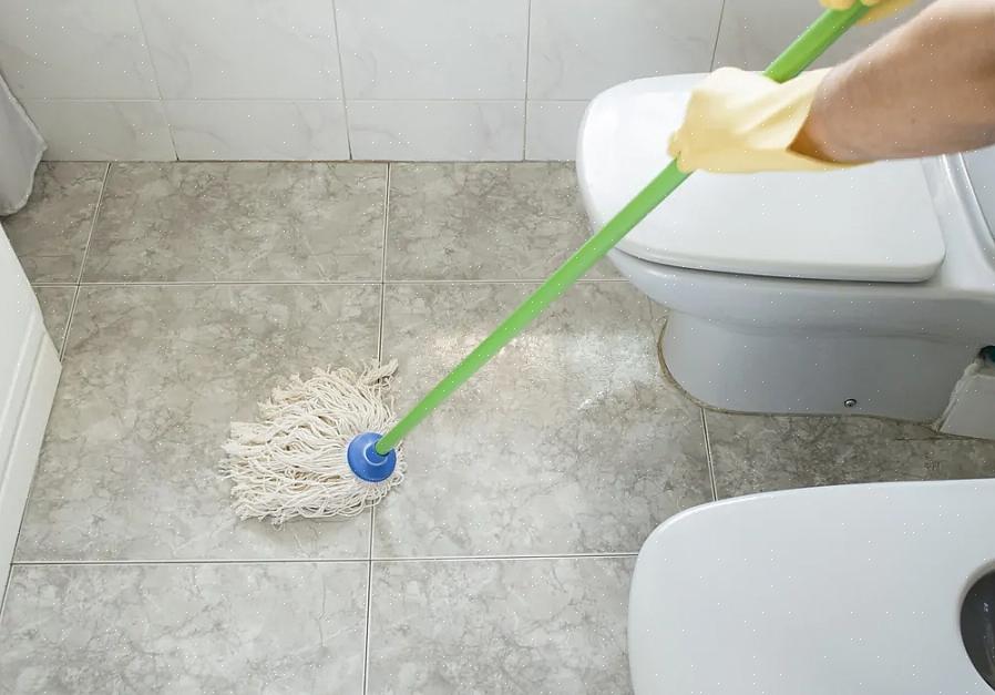 Os pisos de banheiro secos são mais fáceis de limpar porque raramente são submersos em água