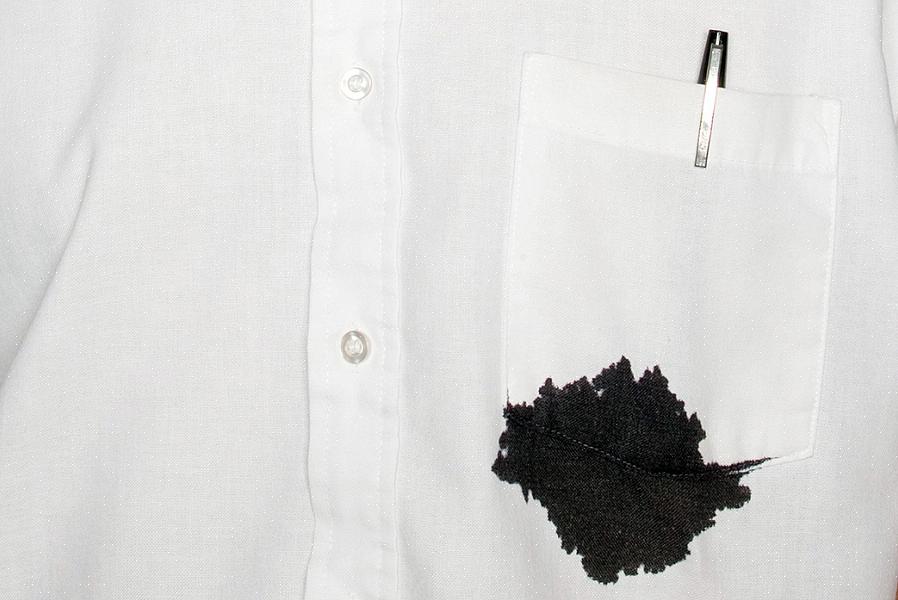 השרייה מיידית של הבגדים בחומר ניקוי היא הדרך החשובה ביותר להסיר כתמים שחורים על בגדים צבעוניים ובגדים לבנים