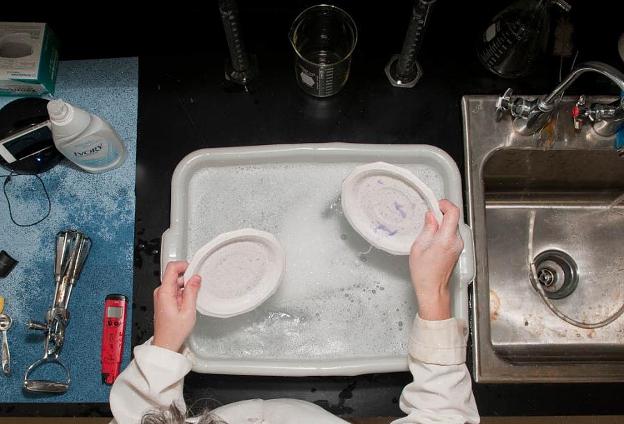 כאן תמצאו טיפים להסרת שמן בישול מכלי מטבח באמצעות סבון כלים נוזלי ולשטוף כלים במהירות מבלי לבזבז זמן