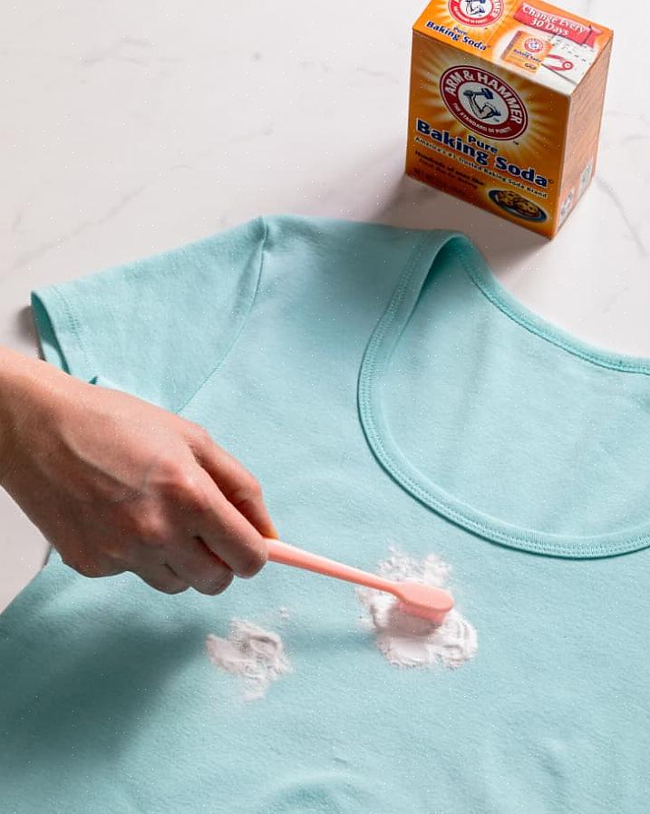 תזדקק לחומר ניקוי בצורת אבקה ונוזל כדי להסיר כתמי שמן חדשים על בגדים