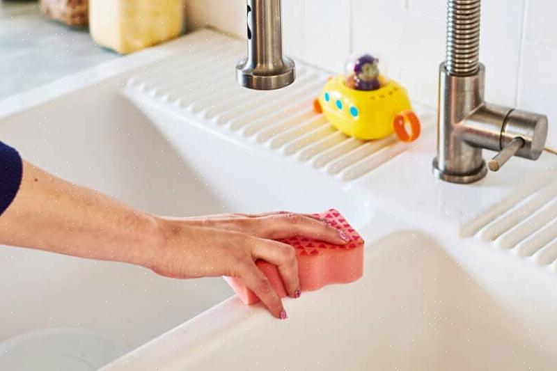 Les her hvilke enkle rengjøringsprodukter du trenger for å sikre at vasken din alltid er blank