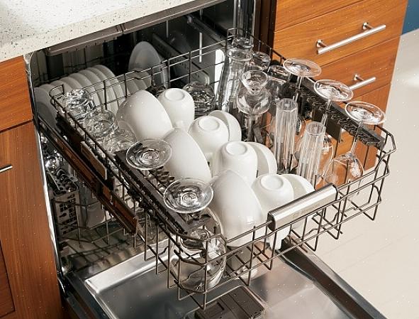 Jogue fora quaisquer resíduos de alimentos no prato antes de colocar a louça na máquina de lavar louça