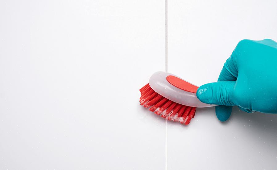 A melhor maneira de limpar as juntas é comprar um agente de limpeza adequado que tenha propriedades