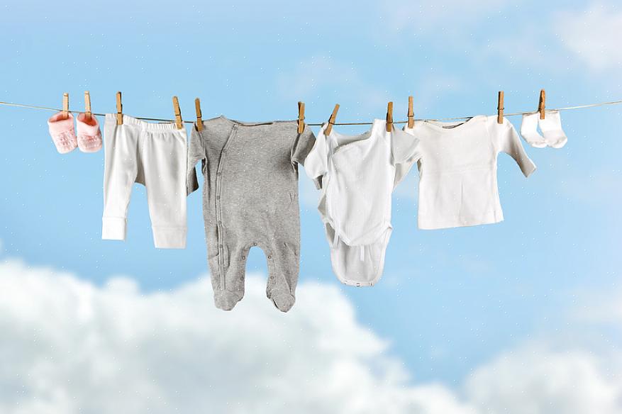 איך לכבס בגדי תינוקות כדי להיפטר מכתמים ולכלוך