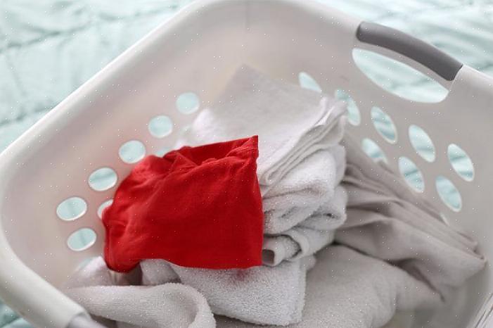 יש לכבס תמיד בגדים לבנים בנפרד כדי למנוע שינוי צבע מקרי