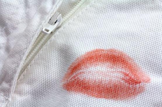חלקם דואגים להסיר ביעילות כתמי שפתון מבגדים