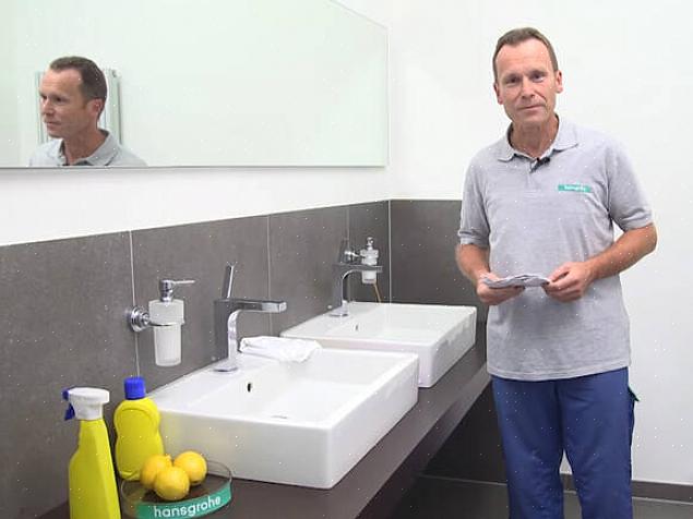 Este artigo explica como é importante limpar um banheiro com um bom desinfetante