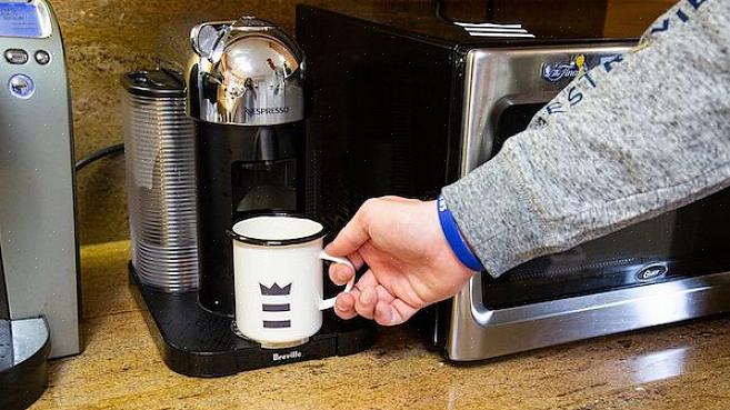 Les videre for vår trinnvise guide for å finne ut hvordan du avkalker en Nespresso-maskin – samt måter