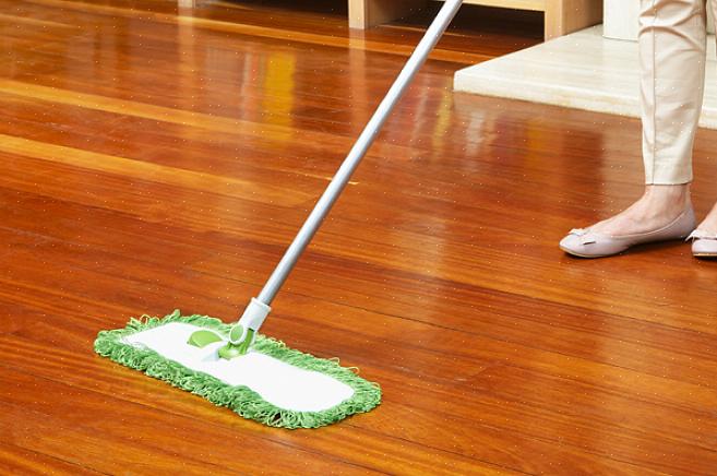 ניקוי שוטף של הרצפה על ידי שאיבת אבק שבועית מסיר אבק ופסולת שעלולים לשרוט את הרצפה