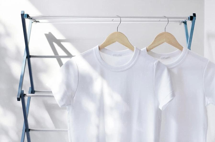 שטפו בגדים לבנים עם חומר ניקוי לכביסה לבנה
