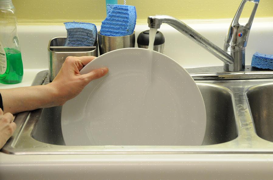 יש להשאיר כלים מלוכלכים מאוד להשרות יחד עם חומר ניקוי יעיל לשטיפת כלים ידנית לפני שמתחילים לשטוף ידיים