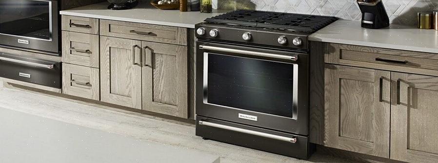 Den mest effektive måten å rengjøre ovnen på er å bruke et godt rengjøringsmiddel spesialtilpasset kjøkken