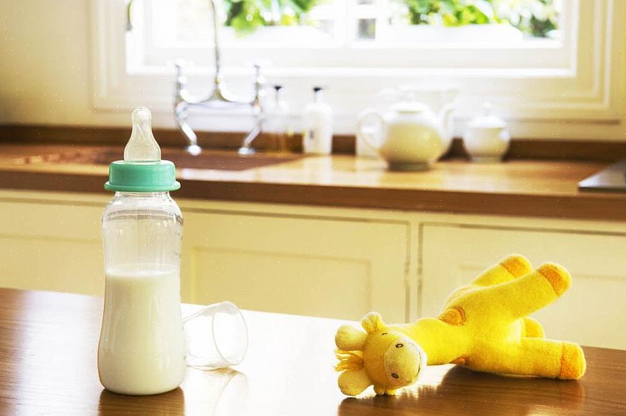 כיצד להיפטר מריח חלב מהשטיח באמצעות נוזל כביסה וסודה לשתייה