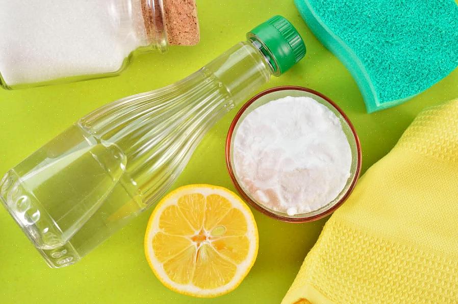 "האם מיץ לימון הורג חיידקים" כך שתוכל להשתמש בלימון וחומץ לניקוי סביב הבית שלך
