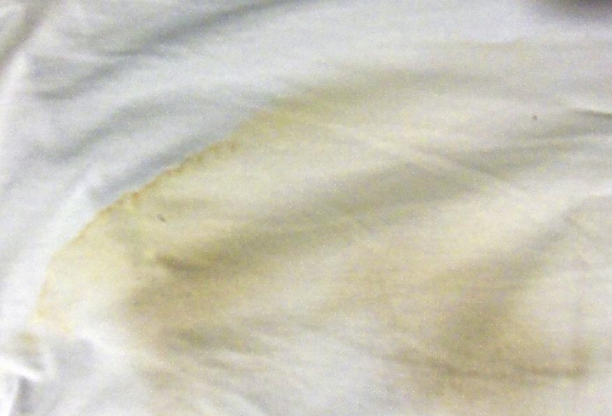 Hoe zweetvlekken van een wit overhemd met zout verwijderen