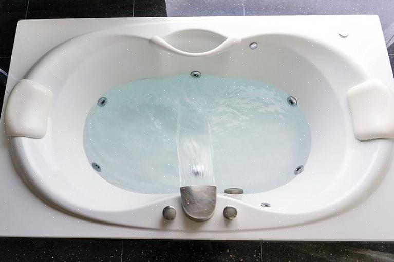 Rengjør sirkulasjonsanordningen uten å skade badekaret